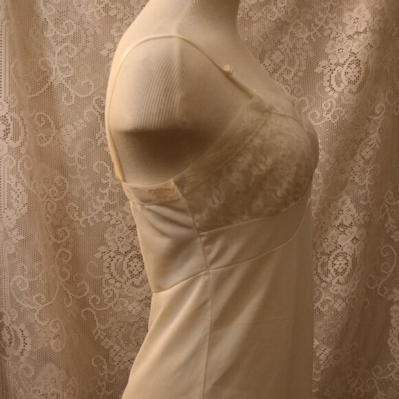 Shirey Jr. Petite slip 13/14 vintage! 100% nylon the straps are adjustable - Picture 3 of 6